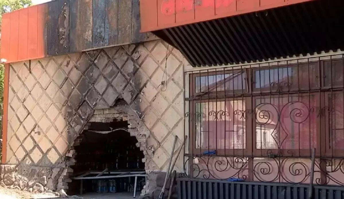 Машина протаранила магазин и вспыхнула в Шымкенте – пострадала беременная