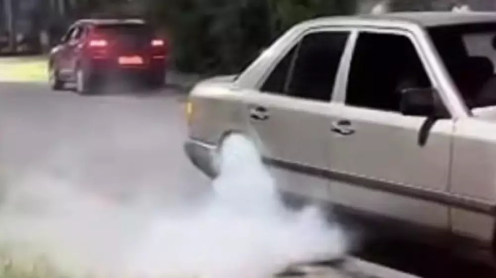 Жгли покрышки ради видео - два водителя в Шымкенте лишились автомобилей