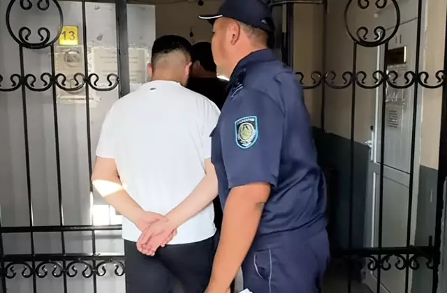 Шымкентте жол бойында көліктерін әдейі түтіндеткен екі жүргізуші ұсталды
