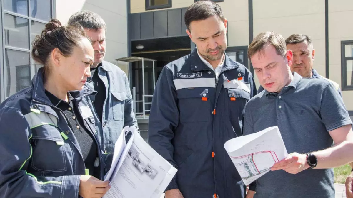 Қазақмыс Ұлытауға инвестиция салуда: Руслан Өскенәлі әлеуметтік нысандар құрылысының барысын тексерді