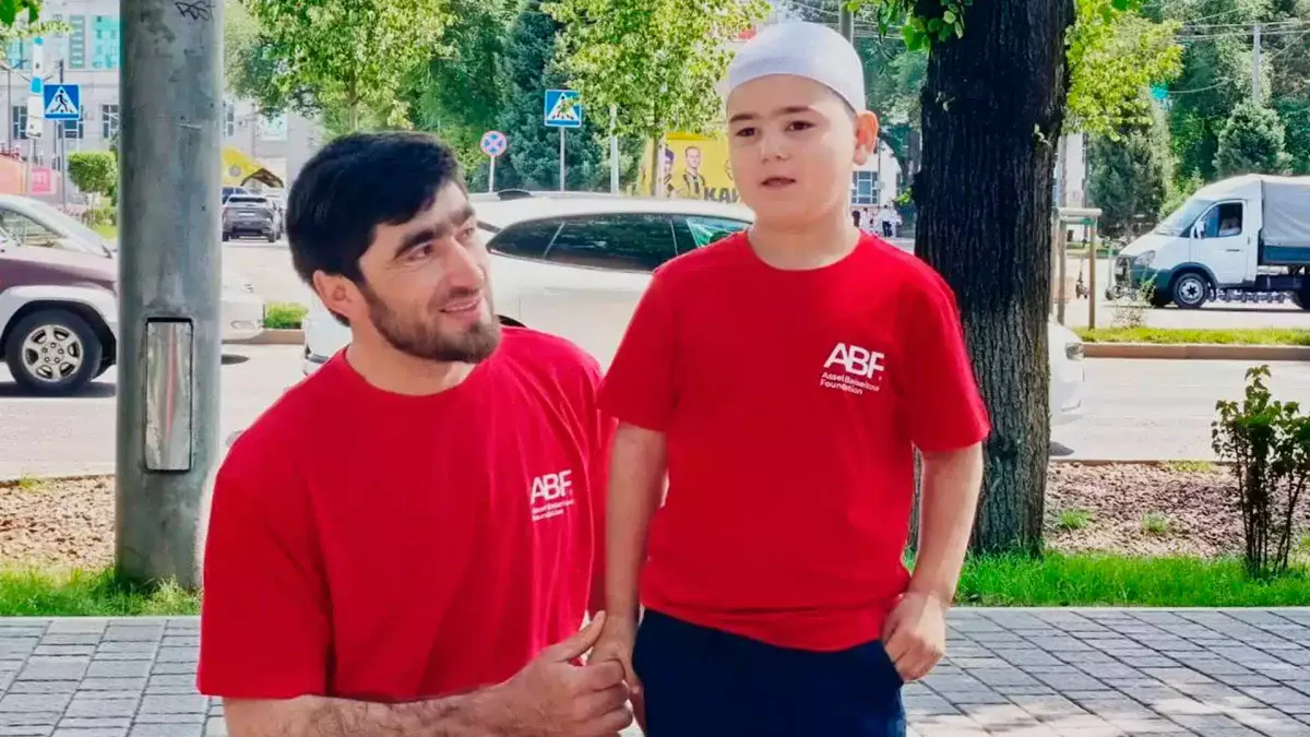 Донор из Дагестана спустя три года встретился в Алматы с мальчиком, которому спас жизнь