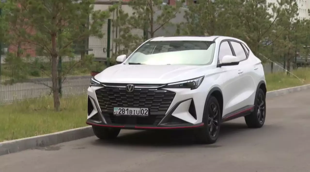 Лучших учителей Казахстана наградили автомобилями