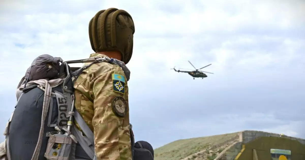   Талдықорғанда 400-ден астам десантшы алғаш рет парашютпен секірді   