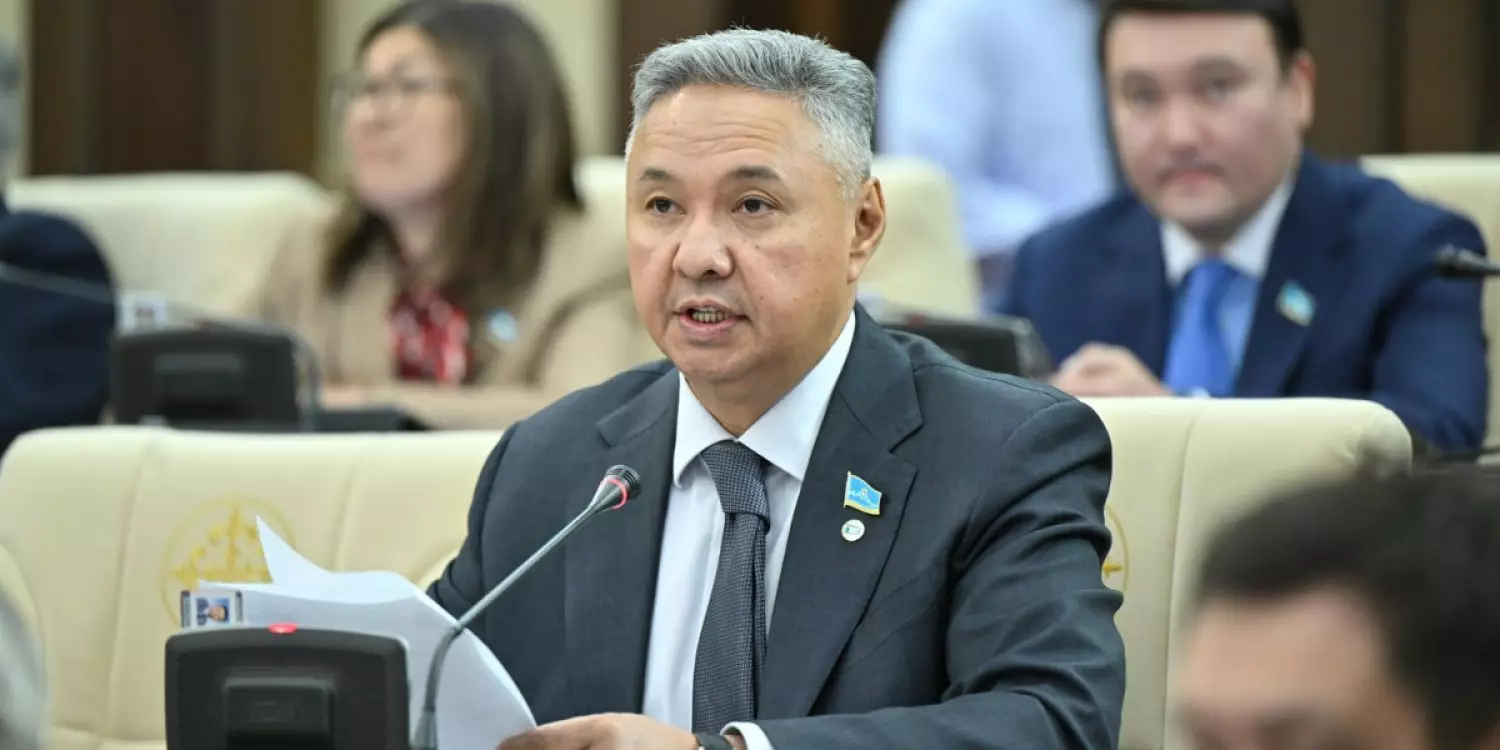 Азат Перуашев «Ақ жол» партиясының төрағалығынан кететінін мәлімдеді