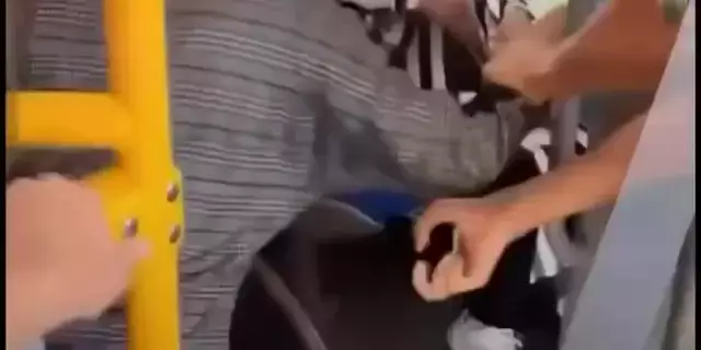 Алматыда автобуста хиджабты әйел студентті соққыға жықты