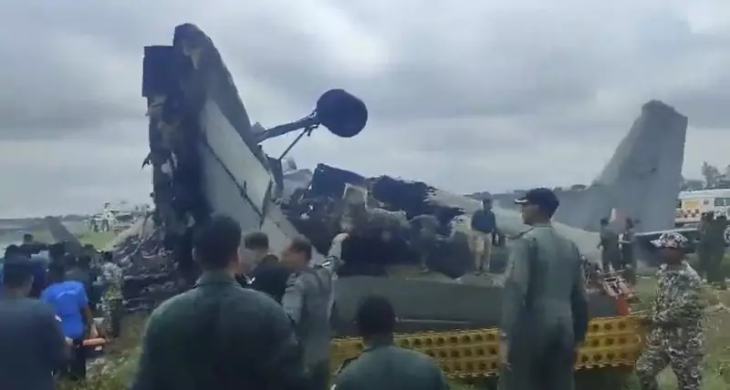 Военный самолет рухнул при посадке в Индии: погибли пять человек