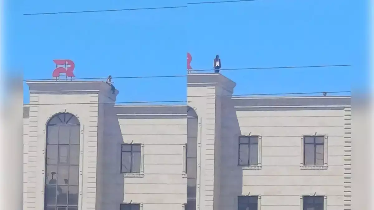 Девушка забралась на крышу здания ради съемки видео для соцсетей в Актау