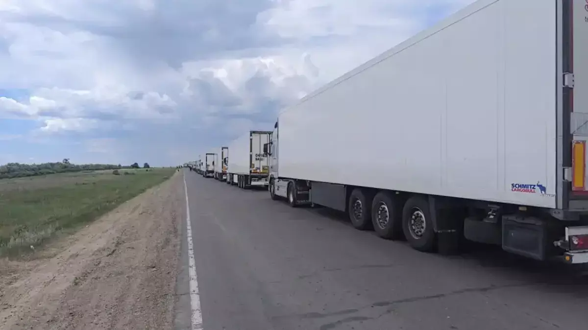Хлеб по 500 тенге и драки: дальнобойщики рассказали о ситуации на границе в Павлодарской области - новости на Lada.kz 13.06.2026