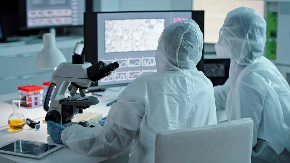 Разработанная с помощью искусственного интеллекта универсальная вакцина успешно прошла первые клинические испытания на людях и может предотвратить будущие пандемии.