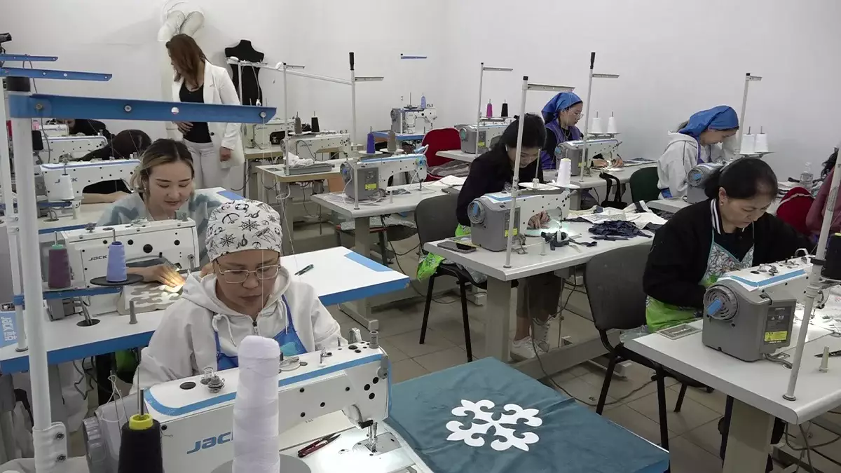 Бүгін Қазақстанда Жеңіл өнеркәсіп қызметкерлері күні аталып өтеді