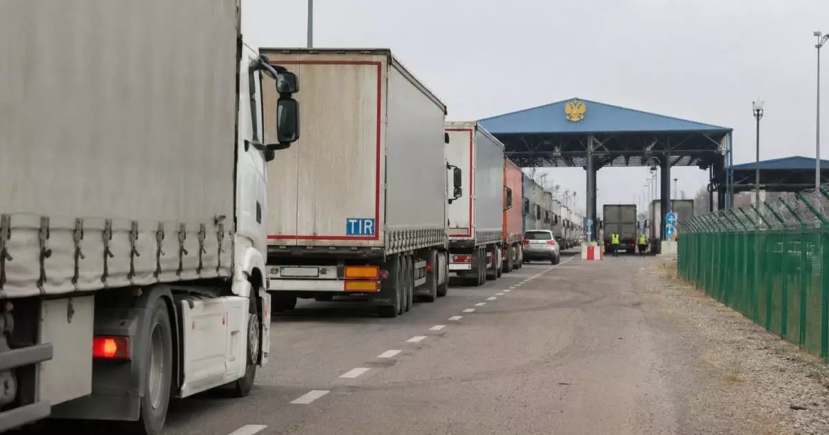  На границе Казахстана и России образовалась очередь из грузовиков 