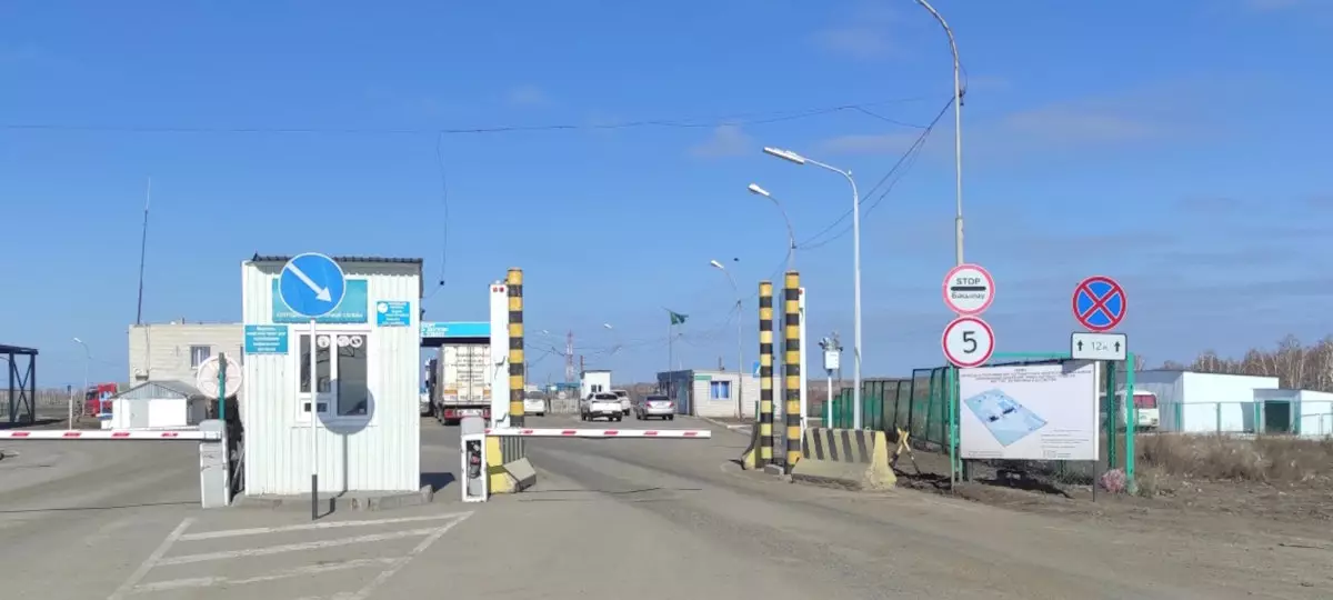 На границе Казахстана и России образовалась очередь из грузовиков