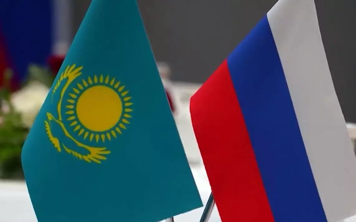 На границе Казахстана и России образовалась многокилометровая очередь из фур.
