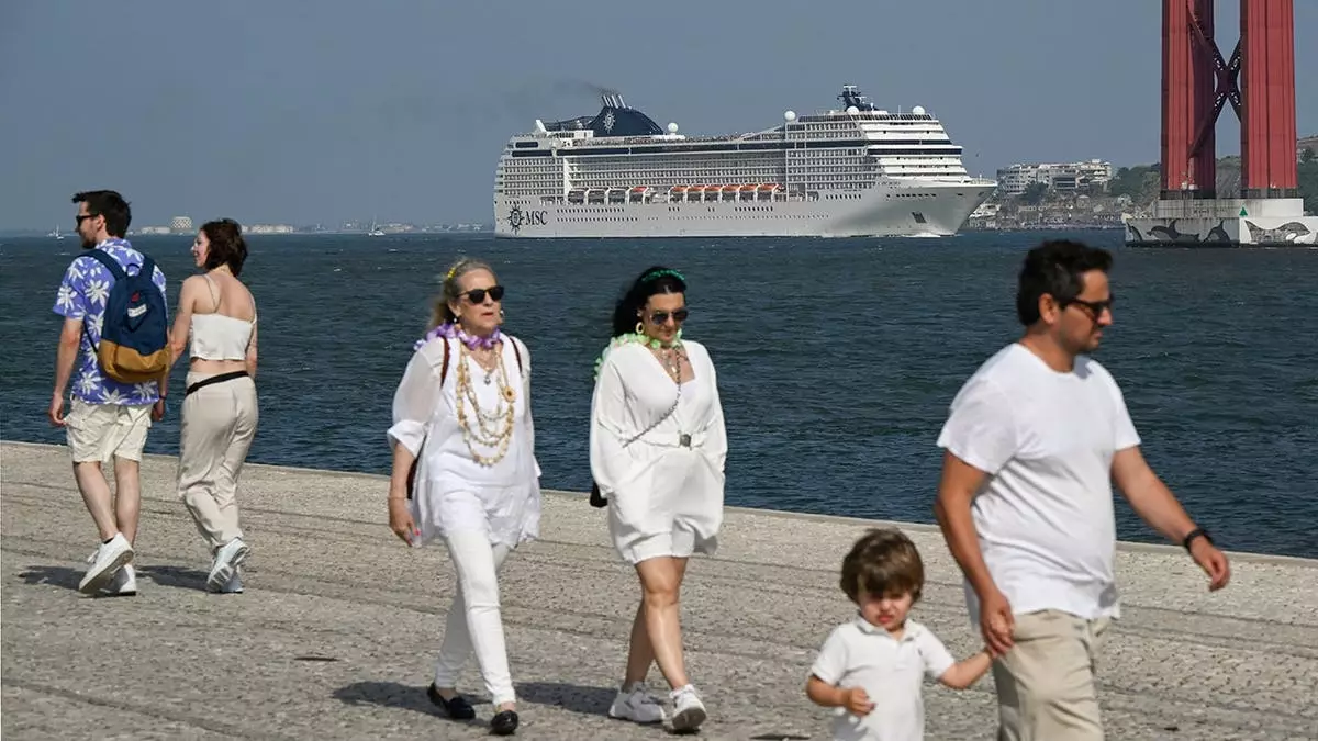 Пассажиры жалуются, что чаевые на круизах выходят из-под контроля, в то время как компании рекламируют исключительный сервис.