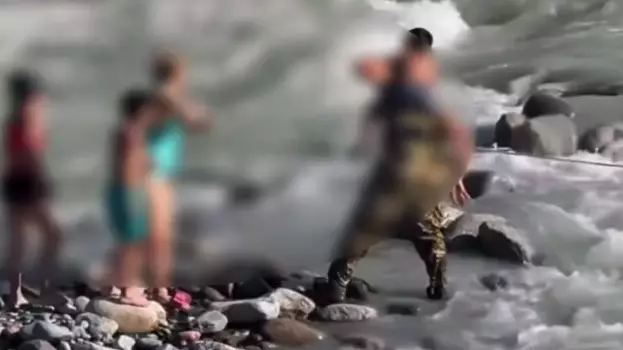 Талғарда әйел үш баласымен бірге өзен ортасында қалып қойған