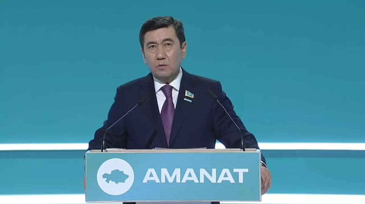 Президент поблагодарил Ерлана Кошанова и членов партии AMANAT за работу