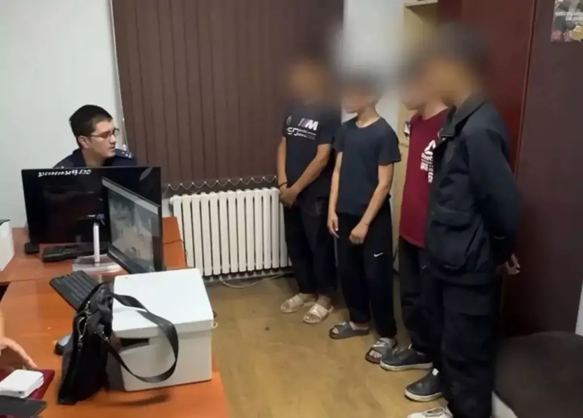 Четверых подростков задержали за серию угонов мопедов в Алматы