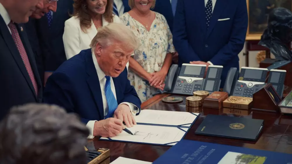 Трамп Иранмен келісім жасалғанын және Ормуз бұғазының ашылғанын жариялады