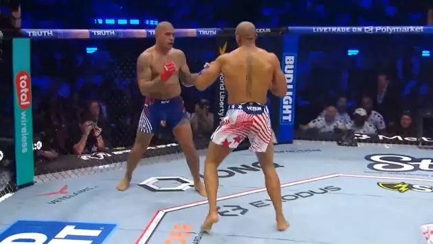 Скандальный боец финишировал двукратного чемпиона UFC и забрал титул
