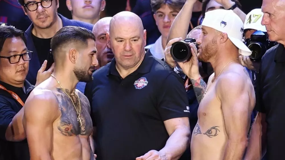 Сенсацией завершился бой Топурии за титул чемпиона UFC