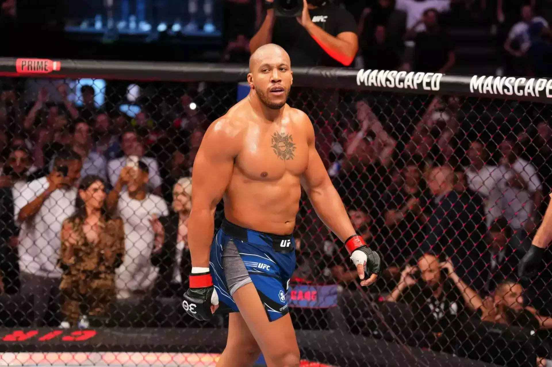Ган победил Перейру досрочно и стал временным чемпионом UFC