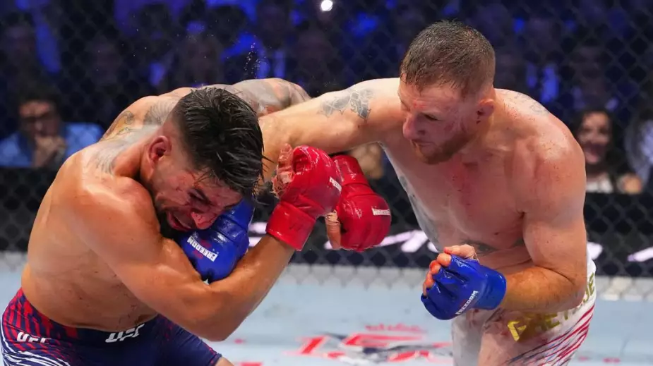Видео боя Илия Топурия - Джастин Гейджи на UFC Freedom 250 в Белом доме