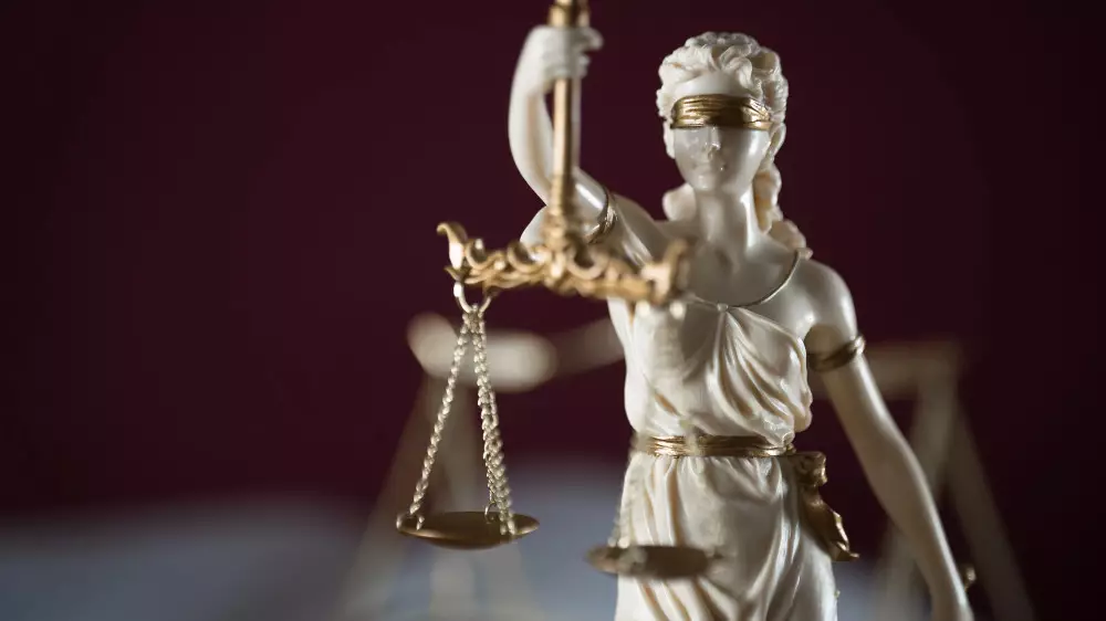 Коттеджі мен автокөлігі бар зейнеткер 85 мың теңге жалақы алатын қызын сотқа берген