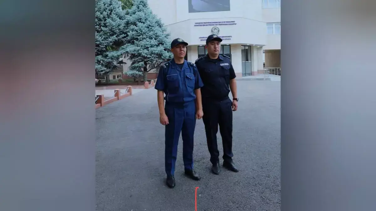 «Ауыр эмоционалды күйде болған»: Алматыда өмірден түңіліп, 16-қабаттан секірмек болған жігіт соңғы секундта құтқарылды (ВИДЕО)