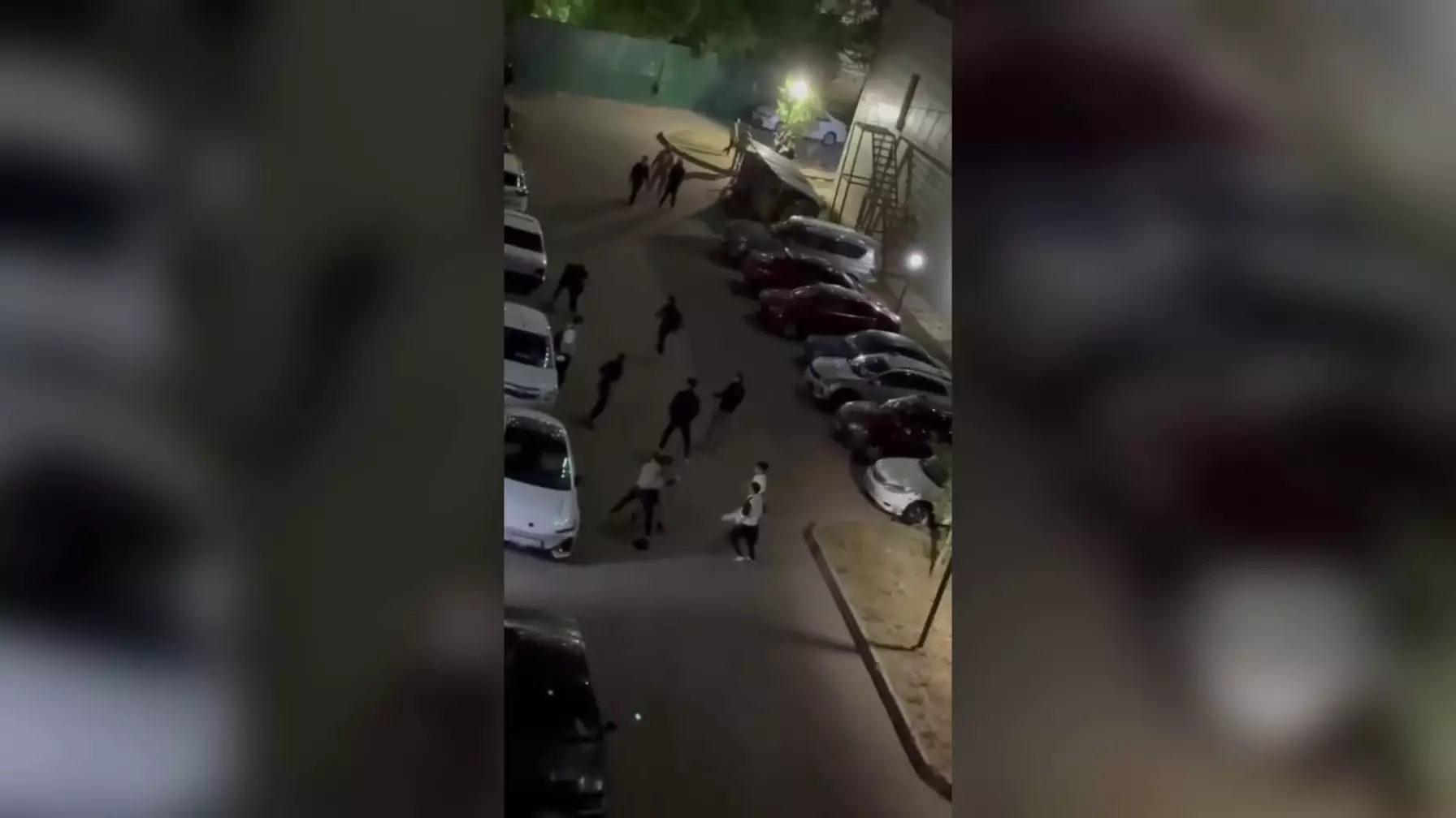 Астанадағы жаппай төбелес: Бір топ адам жерде жатқандарды аяусыз сабады (ВИДЕО)