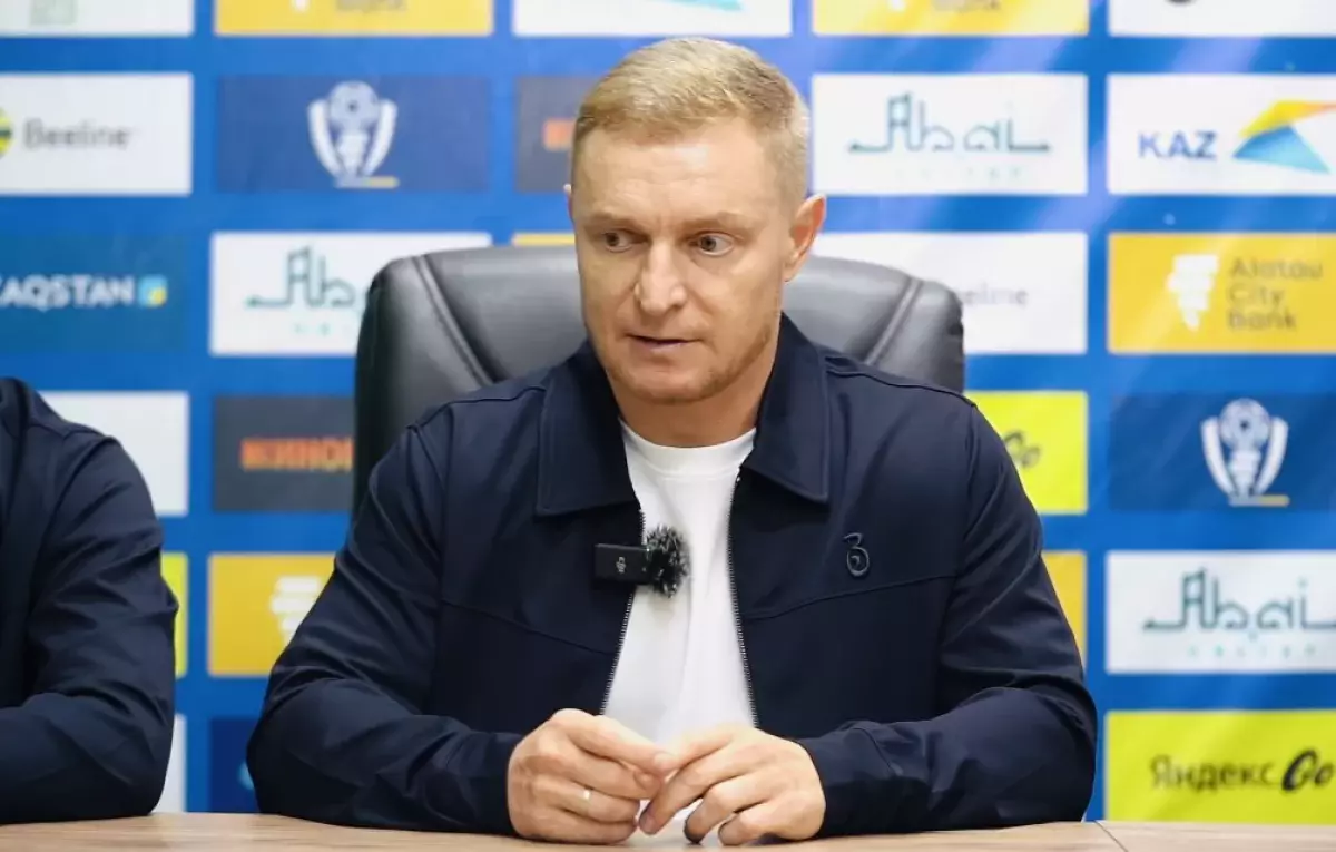 “Кез келген сәтте дайынмын, тек өзің жыртылып қалма” – Андрей Карпович өзін боқтаған төреші Исмұратовқа сұрапыл жауап қайтарды