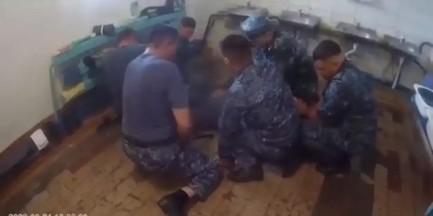 Сотталғандарды азаптады деп істі болған 12 түрме қызметкеріне жеңіл айып тағылды