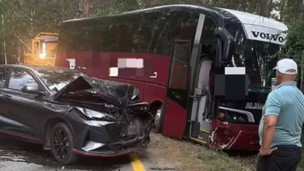 11 адам зардап шекті: Щучинск - Бурабай автожолында Volvo автобусы жол апатына ұшырады