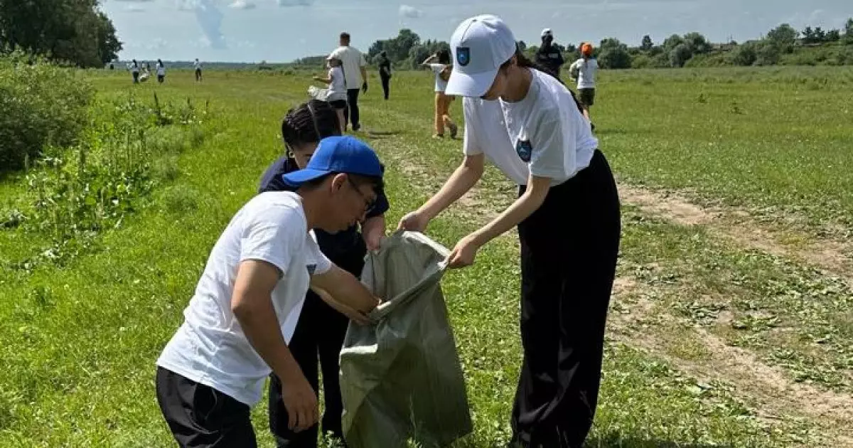  «Таза Қазақстан»: ҚазҰУ жастары Есіл жағалауын қоқыстан тазартты 
