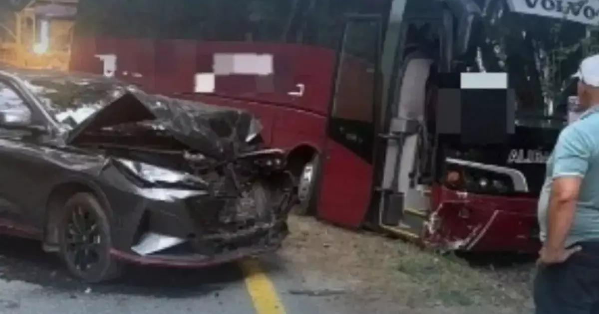  Бурабайға барар жолда туристер мінген автобус апатқа ұшырады 