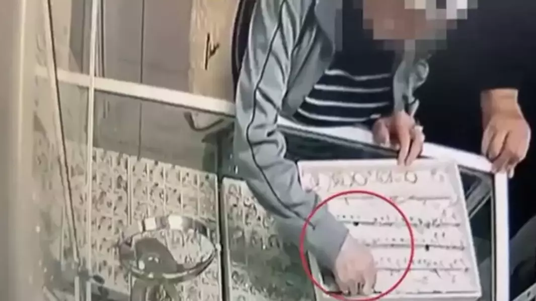 Астанчанка незаметно вынесла золотую серьгу из бутика