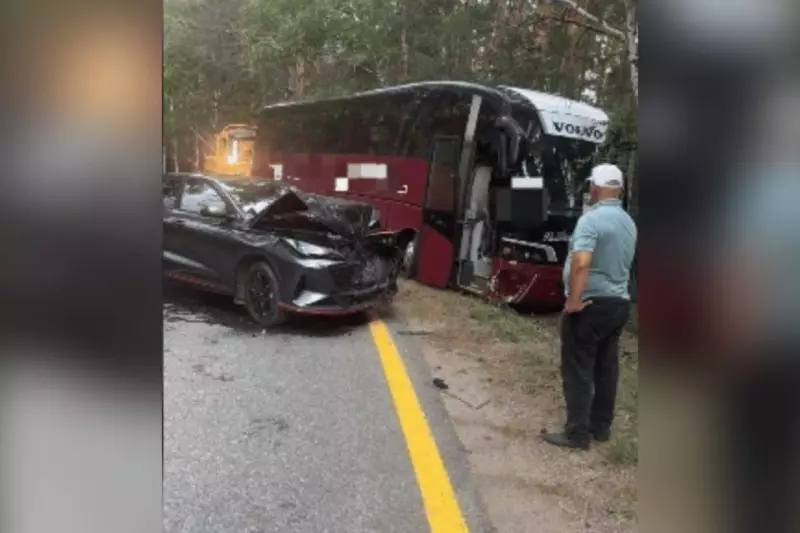 Автобус с туристами из Астаны вылетел на встречку и протаранил легковое авто
