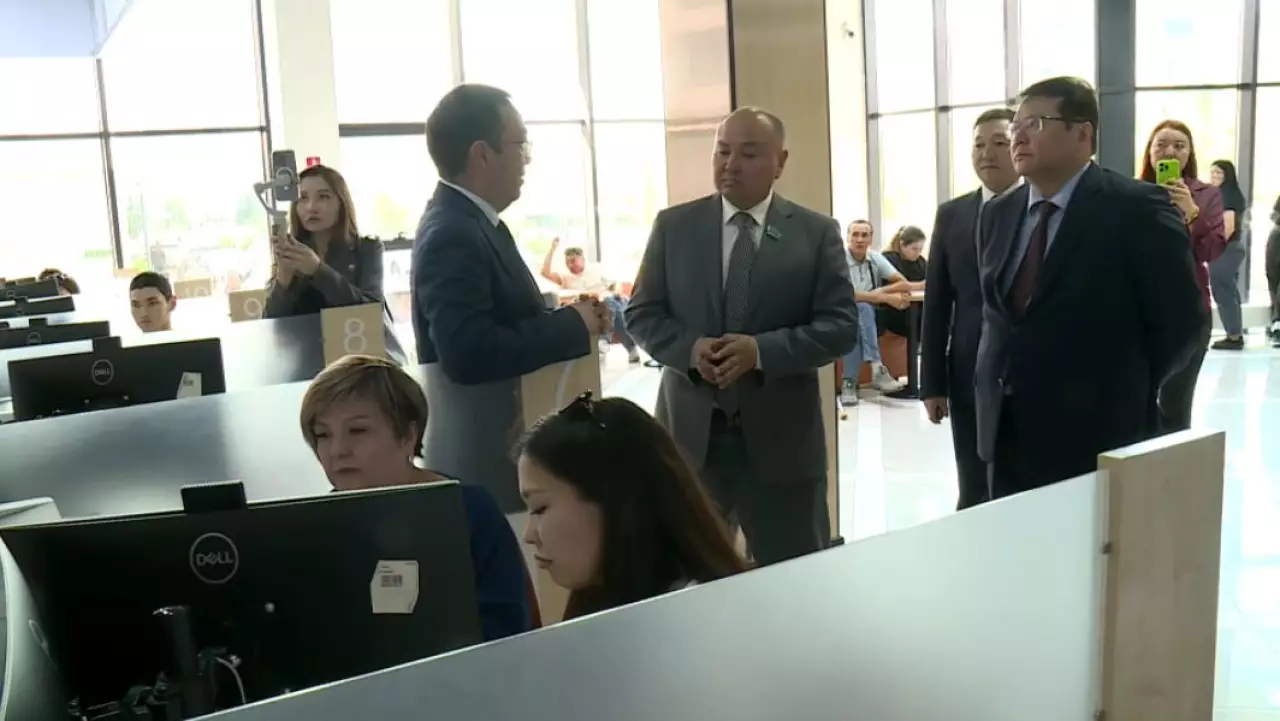 Качество обслуживания граждан проверили в столичном ЦОНе
