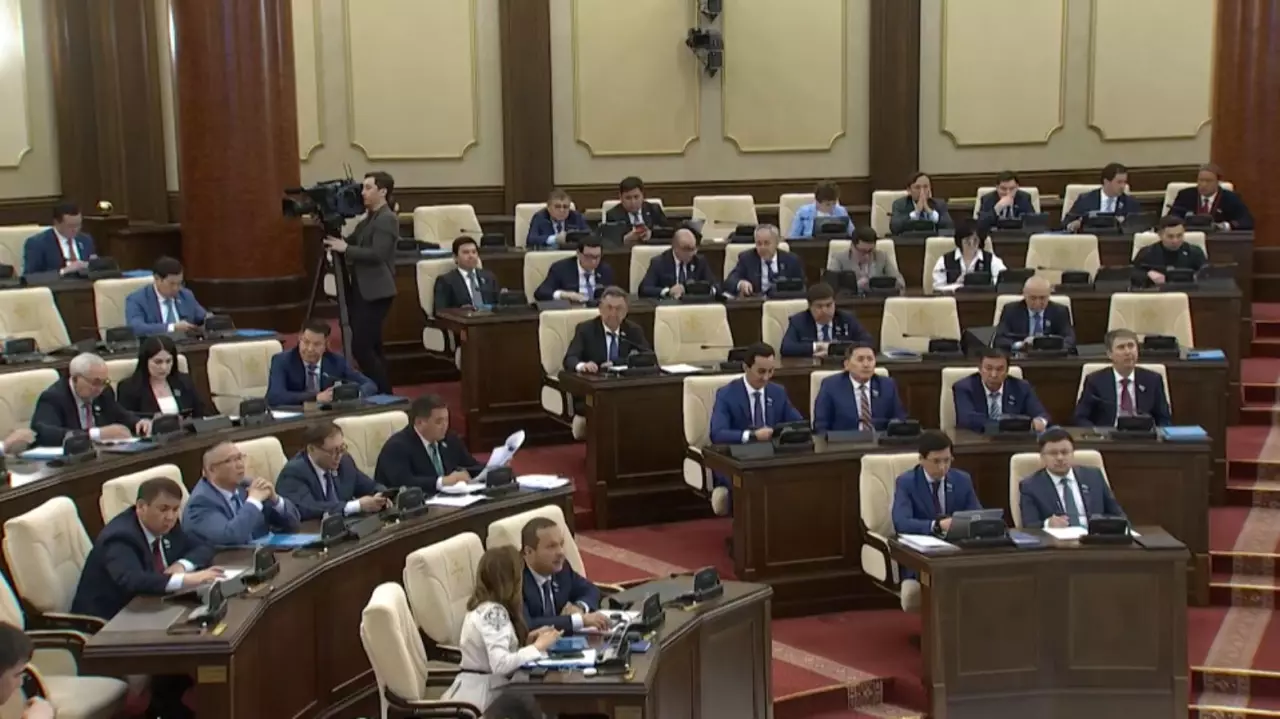 Мажилис рассмотрел исполнение республиканского бюджета