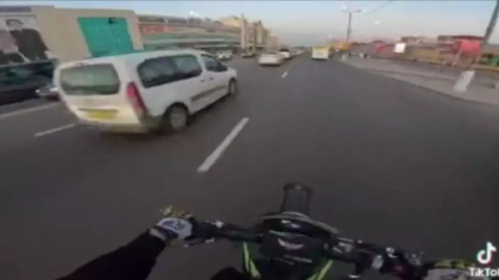 Қарағандыда байкер полицейлерден қашқан сәтін видеоға түсіріп алған