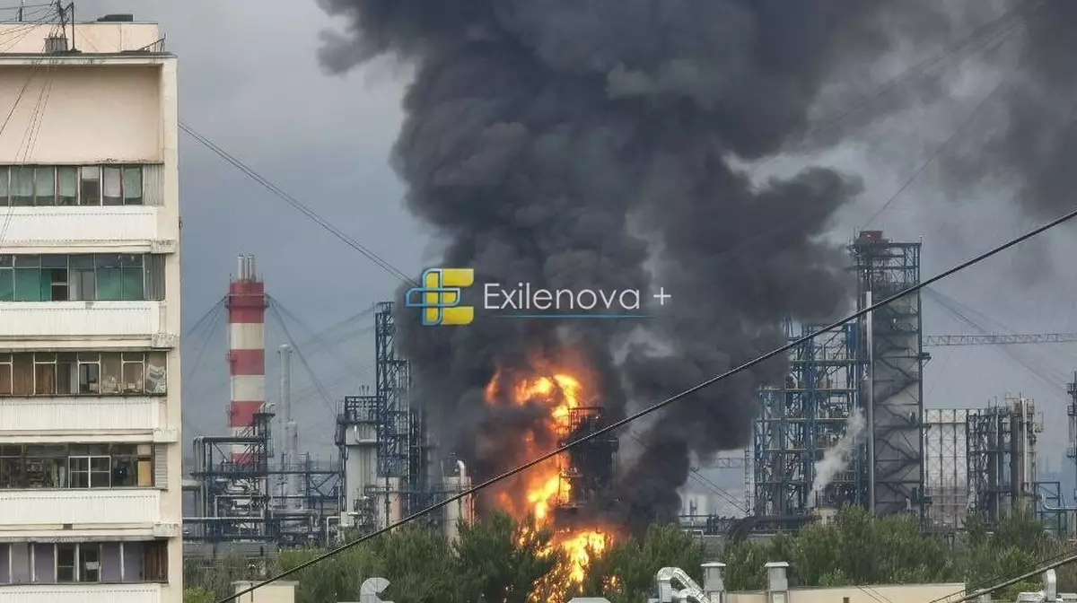 В Москве после атаки беспилотников загорелся НПЗ в Капотне