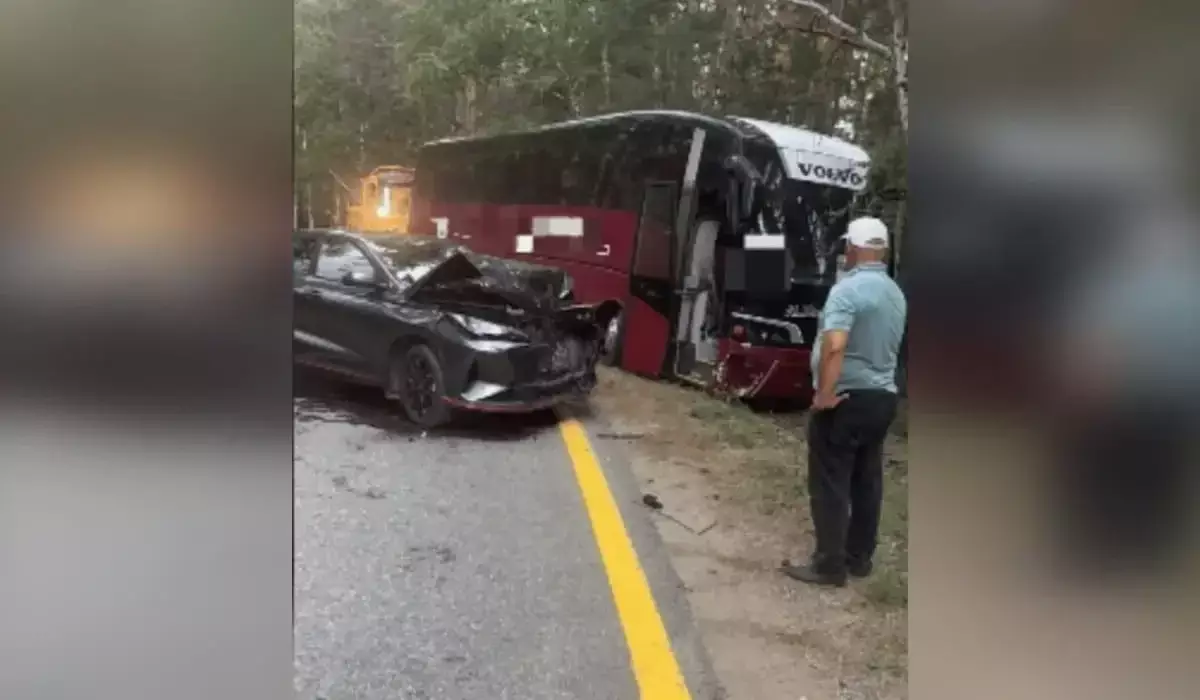 Автобус с туристами попал в ДТП по дороге в Бурабай: пострадали 11 человек