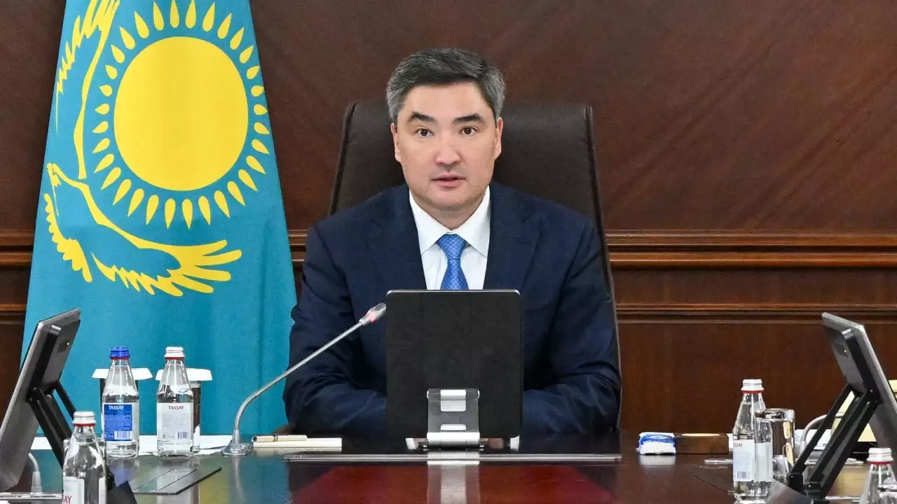 "Бұл сіздің жеке жауапкершілігіңіз": Олжас Бектенов ҚТЖ басшысын қатаң сынға алды