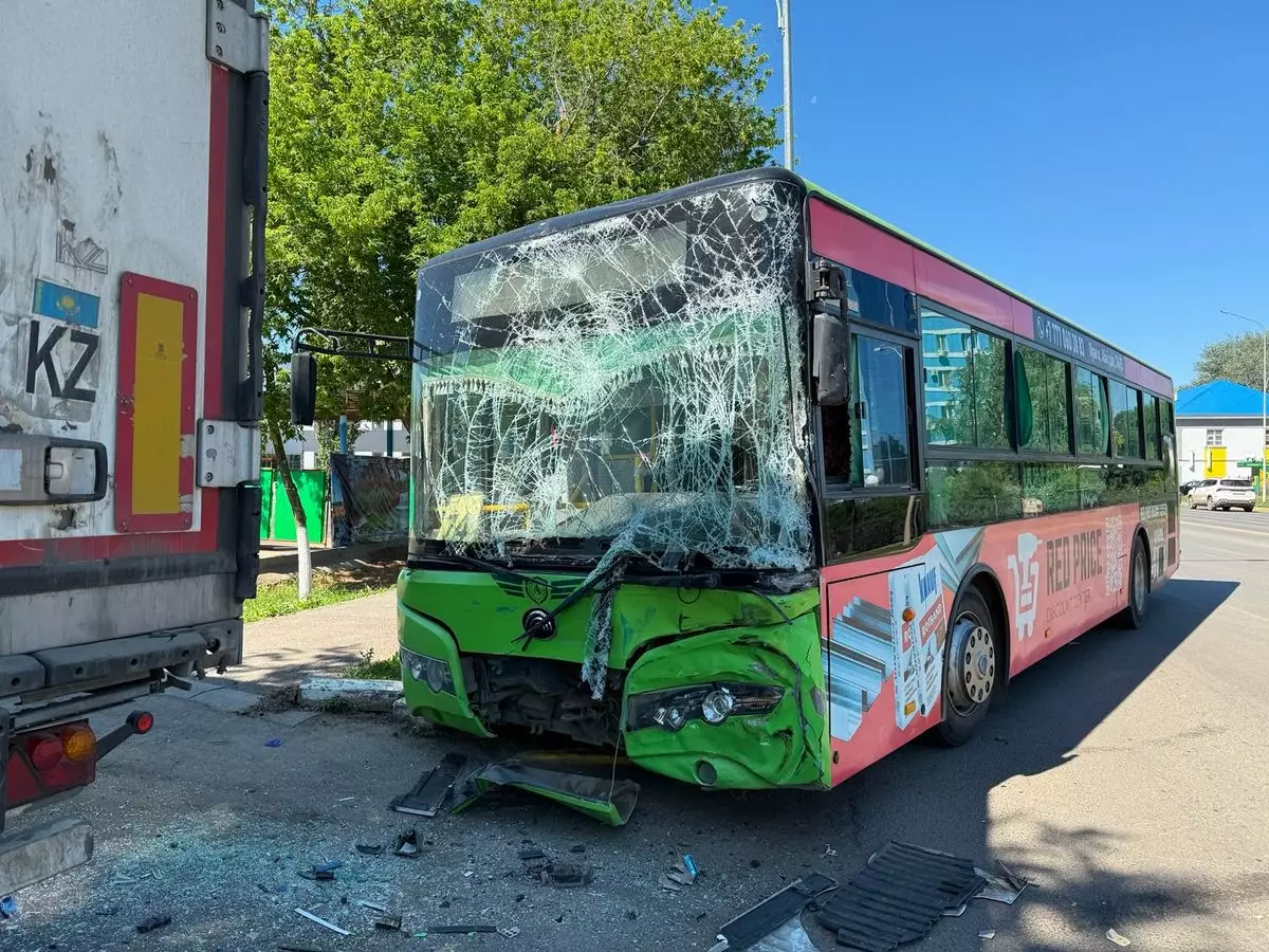 Грузовик врезался в городской автобус в Уральске