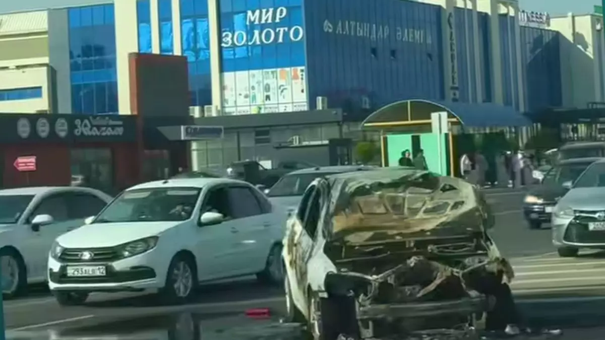 Автомобиль с газовым баллоном загорелся на ходу в Актау