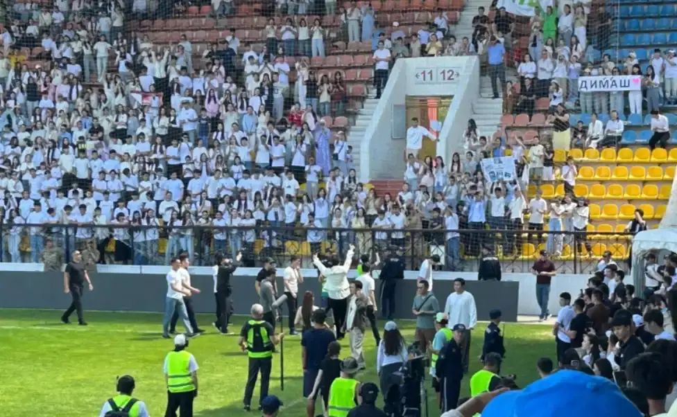 Димаш Құдайберген Ақтөбенің орталық стадионында бейнебаян түсірді
