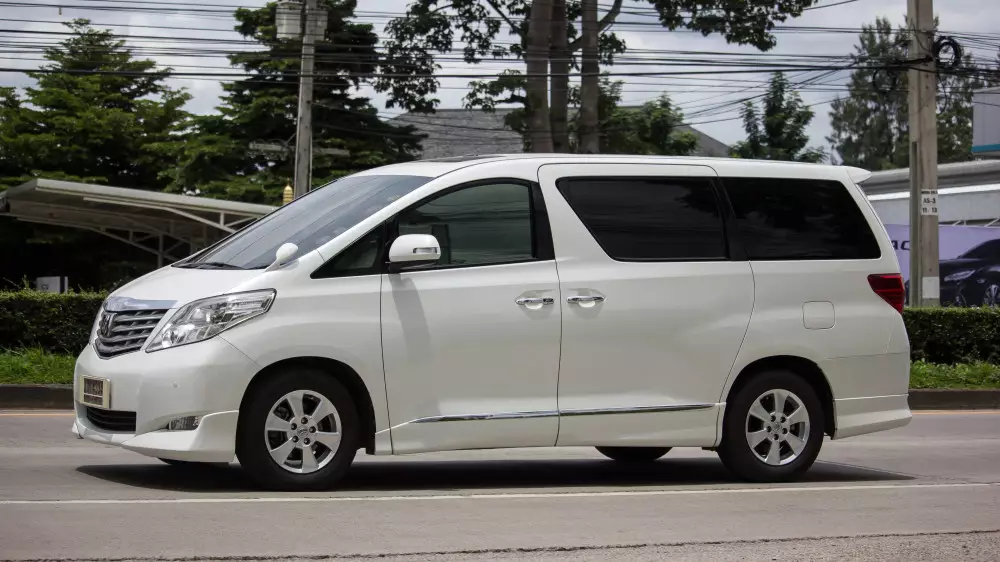 Alphard-тар назарда: тасжолдарда рөлі оң жақтағы және басқа да көліктерге рейдтер басталды