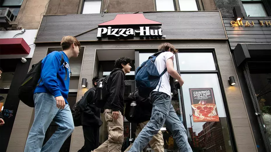 Yum Brands продала Pizza Hut за 2,7 миллиарда долларов, сосредоточившись на Taco Bell и KFC.