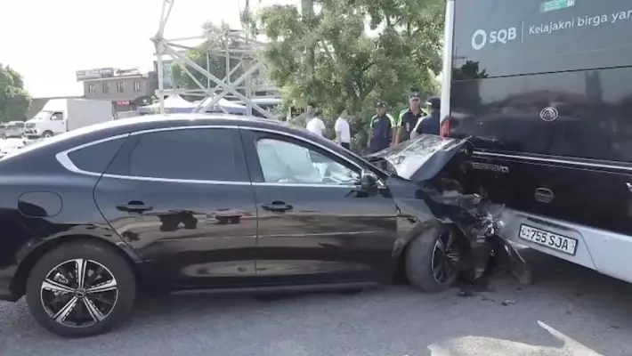 В Ташкенте школьник на BYD без номеров врезался в электробус