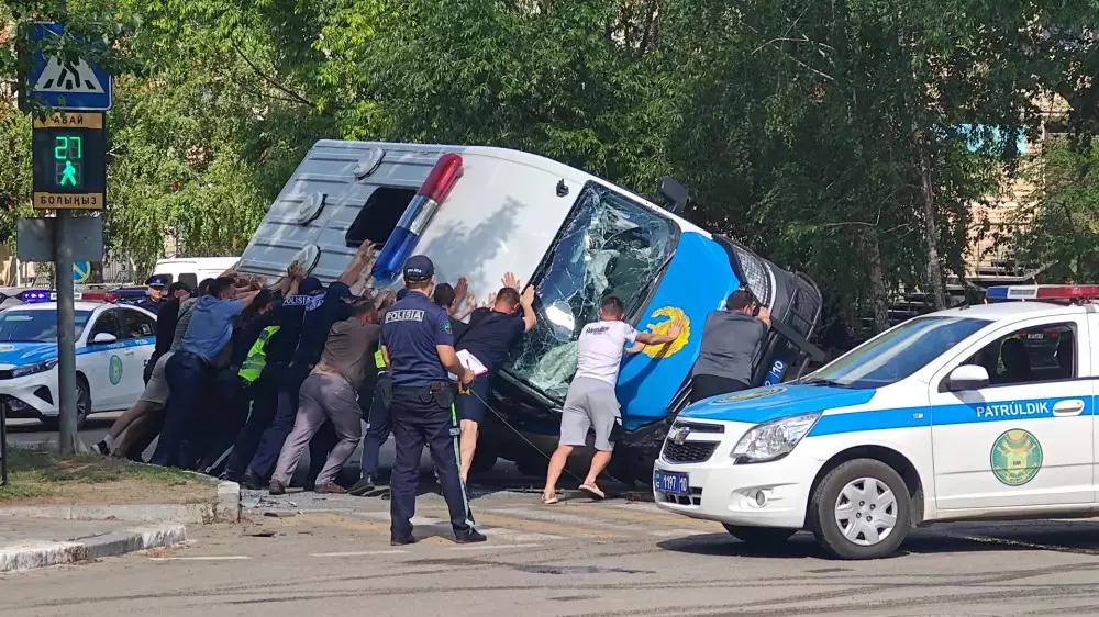 Қостанайда қамауға алынғандар мінген арнайы көлік сотқа барар жолда аударылып қалды