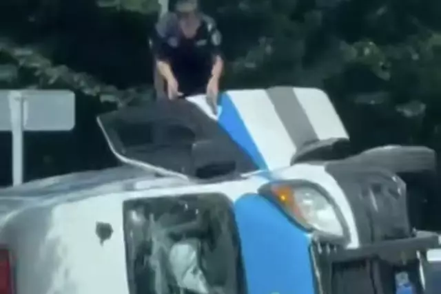 Қостанайда 5 айыпталушыны сотқа апара жатқан полиция көлігі жол апатына түсті